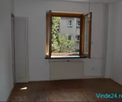 Vând Apartament cu 3 camere, confort 1 în zona Sebastian